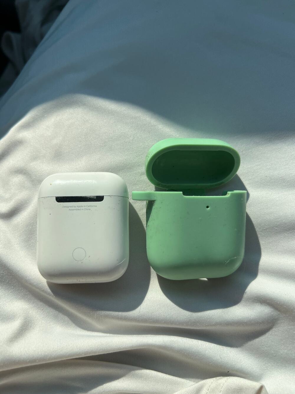 Empty Apple AirPods 2nd Generation model A1602 case and silicone case untested